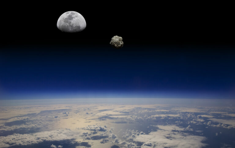 asteroide-do-tamanho-de-um-fiat-uno-sobrevoa-a-terra-antes-de-passar-“de-raspao”-pela-lua