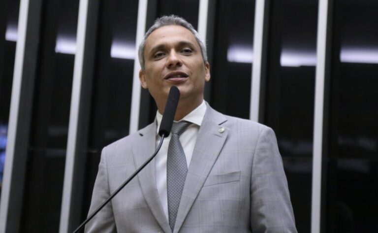 deputado-gustavo-gayer-sugere-que-eua-monitorem-wagner-moura-e-chama-ator-de-‘extremista’