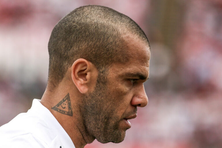 daniel-alves-perde-disputa-na-justica-e-tera-que-pagar-indenizacao-ao-pumas