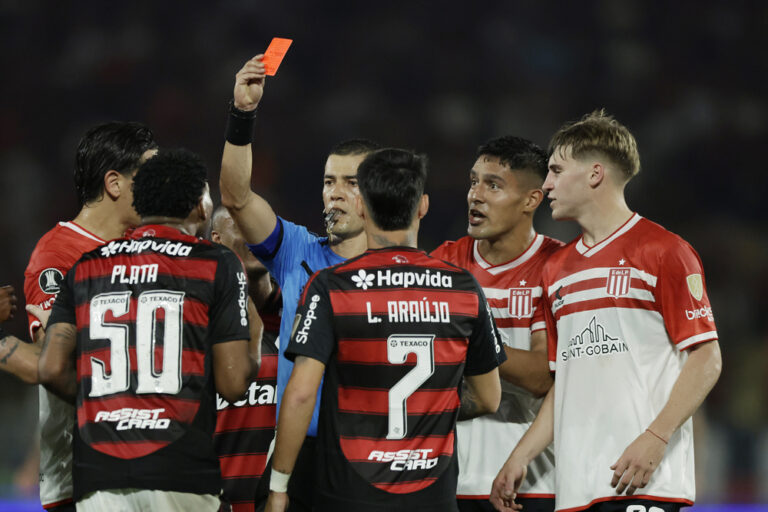 conmebol-reconhece-erro-em-expulsao-de-plata-em-flamengo-x-estudiantes,-pela-libertadores