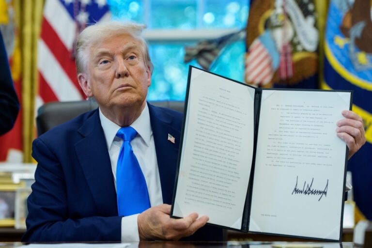 trump-lanca-‘gold-card’-de-residencia-no-valor-de-us$-1-milhao-e-encarece-taxa-de-vistos-de-trabalho