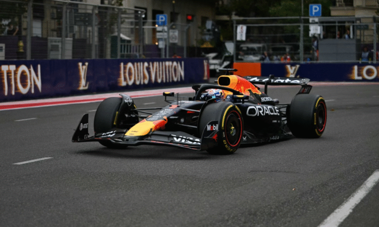 verstappen-supera-sainz-em-dia-caotico-no-azerbaijao-e-larga-na-pole;-bortoleto-sai-em-13o